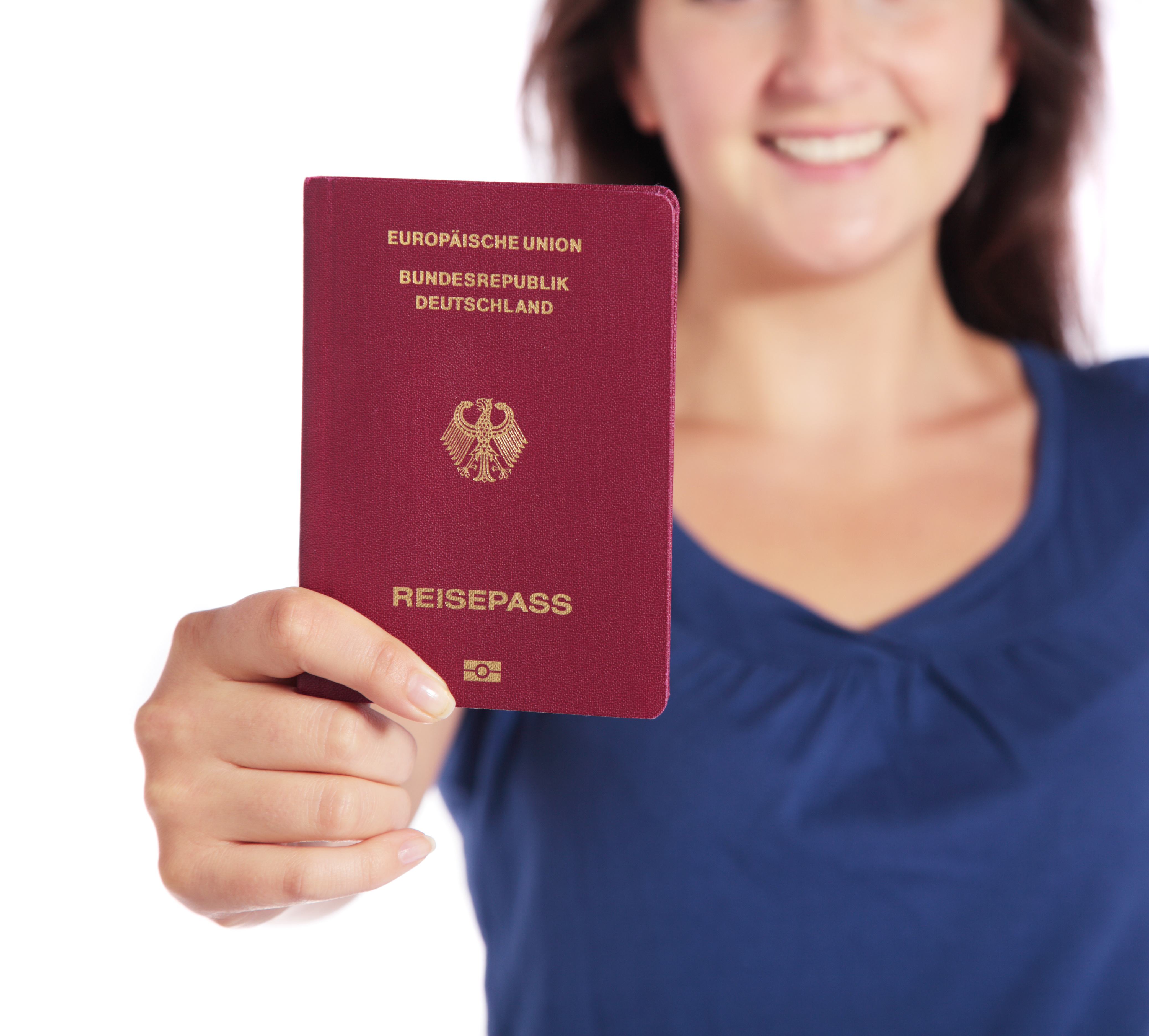 Eine junge Frau zeigt ihren deutschen Reisepass. Foto: Kaesler Media - stock.adobe.com