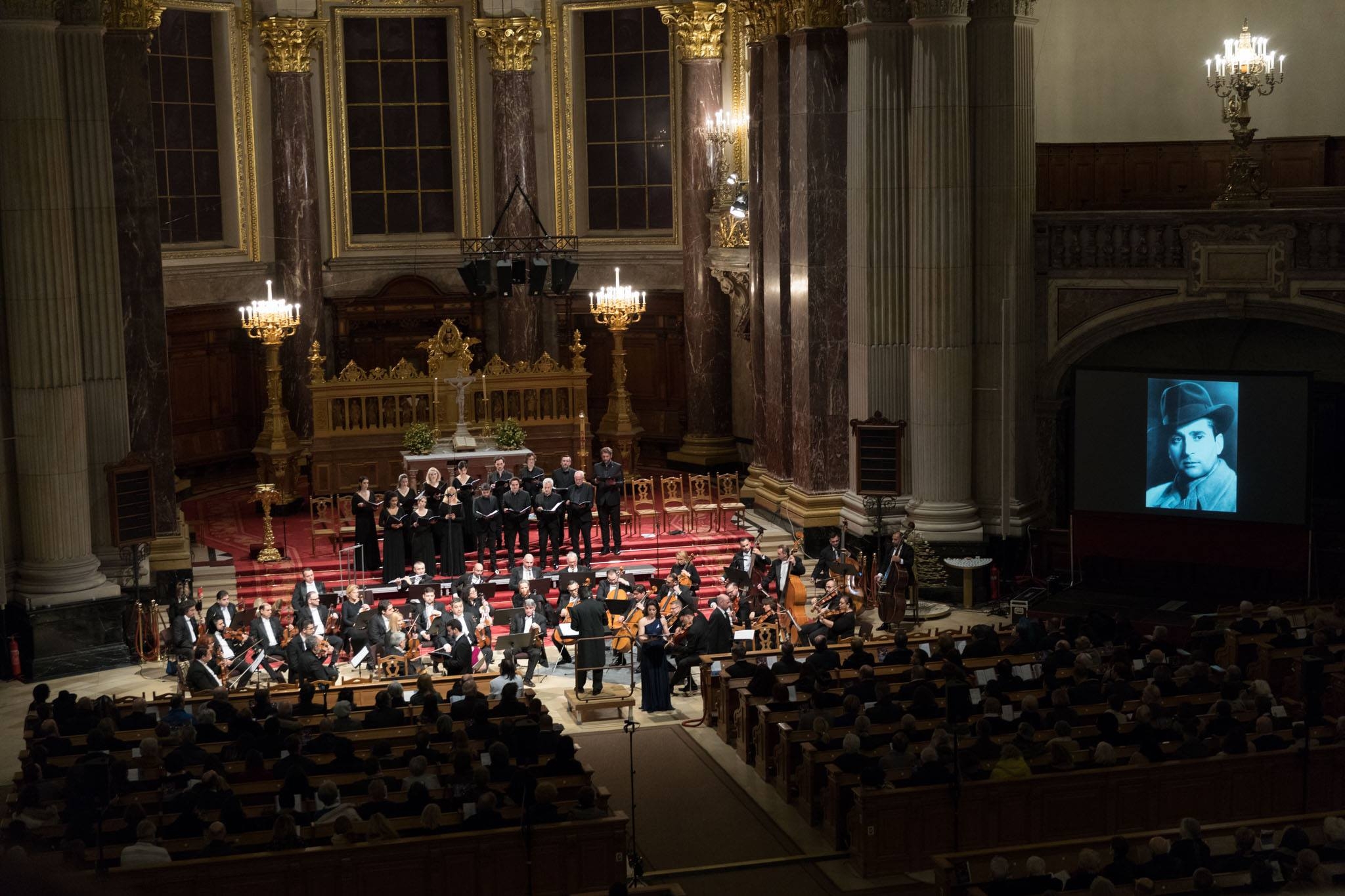 Gemeinsam mit dem Synagogal Ensemble Berlin musizierten die Roma und Sinti Philharmoniker am 26. Januar 2020 im Berliner Dom zum Gedenken an den 75. Jahrestag der Befreiung des Vernichtungslagers Auschwitz-Birkenau.