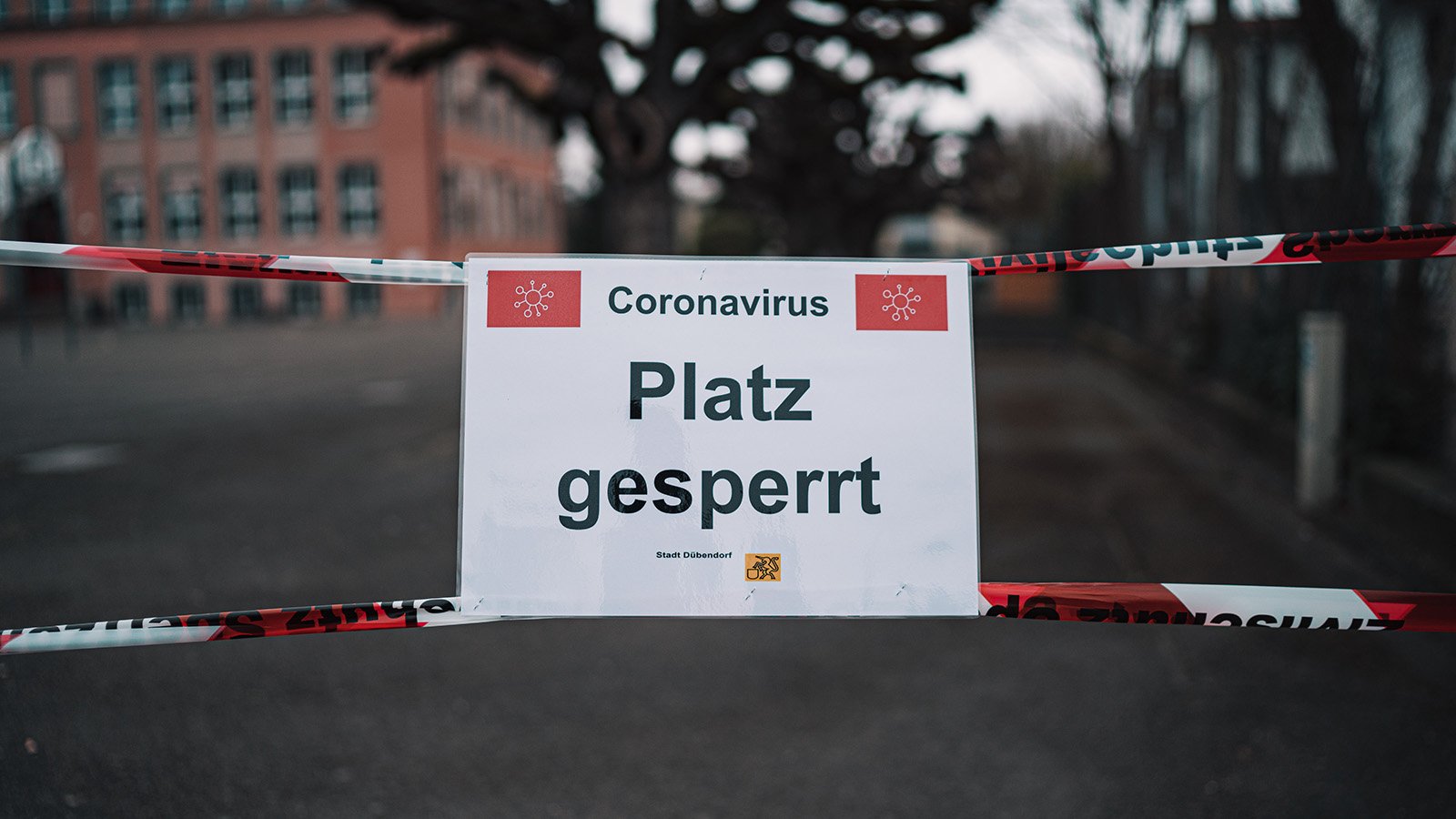 Viele Plätze und öffentliche Gebäude - wie hier in der Schweizer Stadt Dübendorf - waren in der Hochzeit der Corona-Pandemie gesperrt oder geschlossen. Foto Claudio Schwarz on Unsplash