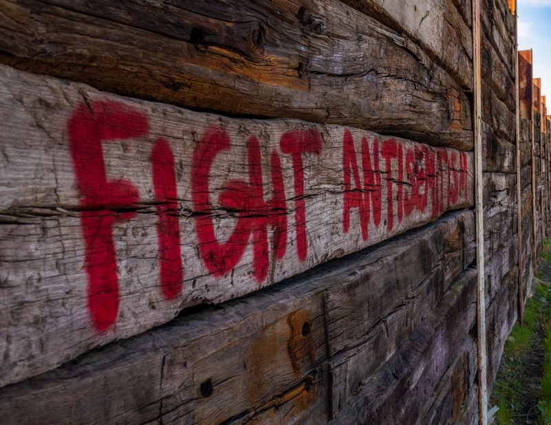 Auf einer Holzwand steht "Fight Antisemitism".